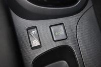 センターコンソールに設けられた、スピードリミッターとクルーズコントロールの兼用スイッチ（左）。スイッチ上面の凹凸は指の感触だけで操作できるようにするための工夫で、機能性とデザイン性を両立している。
    