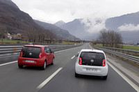 本国での「up!」のラインナップは、エントリーグレードの「take up!」、装備を充実させた「move up!」、最上級グレードの「high up!」の3モデルのほか、high up!をベースにしたユニークな仕様の「up! black」と「up! white」も用意される予定とのこと。