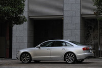 ボディサイドには、2本のキャラクターライン。前後のランプにまたがる「トルネードライン」と、フロントフェンダー後ろから跳ね上がる「ダイナミックライン」で、スポーティなキャラクターが強調される。
【テスト車のオプション装備】
オプションカラー＝8万5000円／プレセンスパッケージ＝50万円／SEパッケージ＝22万円／コンフォートシート＝36万円／LEDヘッドライト＝30万円／電動チルト式2ウェイガラスサンルーフ＝21万円／10パラレルスポークデザインアルミホイール＝25万円／ヘッドアップディスプレイ＝21万円／ナイトビジョンシステム＝31万円 