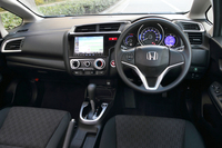 正面から見たインストゥルメントパネル。より上級なグレードでは、助手席側のパネルにソフトな材質がおごられる。
    