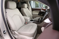 前席には前後高さなどの調節が可能な8ウェイパワーシートやシートヒーター、ベンチレーション機能を装備。内装色はブラックも選べる。