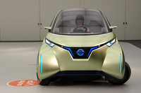 4輪独立型のインホイールモーターを備える「PIVO3」。ステアリング操作次第で、左右両輪はバラバラの切れ角を見せる。