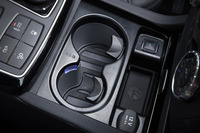 前席用のカップホルダーには、飲み物の温度を調節する機能が備わる。保冷中は写真のように、筒内にブルーのライトがともる。