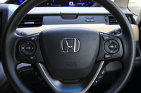 ステアリングホイールの右側スポークにはクルーズコントロールのスイッチが、左側スポークにはインフォテインメントシステムの操作スイッチがレイアウトされる。