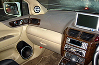 
	大口径トゥイーターTS-T1RSはAピーラー下端に、TS-M1RSミッドウーファーはドアにインストール。
	 