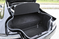 荷室の様子。キャビン側半分は大きく隆起している。