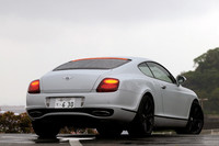 「コンチネンタルGT／GTスピード」、屋根が開く「コンチネンタルGTC／GTCスピード」に続いてラインナップに加わった、最もパワフルなモデルが「コンチネンタル スーパースポーツ」。本文にもあるように、屋根開き版の「コンチネンタル スーパースポーツコンバーチブル」もすでにデビューしており、2010年6月に受注が始まる予定だ。