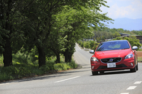 ボルボV40 T5 R-DESIGN（FF/8AT）
    全長×全幅×全高＝4370×1800×1440mm／ホイールベース＝2645mm／車重＝1520kg／エンジン＝2リッター直4 DOHC 16バルブ ターボ／最高出力＝245ps（180kW）/5500rpm／最大トルク＝35.7kgm（350Nm）/1500-4800rpm／燃費：15.1km/リッター（JC08モード）／価格：436万円