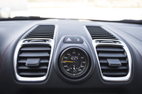 オプションの「スポーツクロノパッケージ」を選ぶと、ダッシュボードの中央にアナログストップウオッチが付く。また、スマートフォン向けの「ポルシェ・トラックプレシジョン・アプリ」を使って、走行データの記録や管理ができるようになる。日本でも使えるように鋭意開発中という。
    