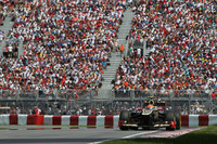 1ストッパーのアロンソ、ベッテルがゴール目前で順位を落とす一方、同じ作戦を見事成功させたのがロータスのロメ・グロジャン（写真）だった。残り数周でたまらずピットに駆け込んだベッテルのおかげで3位に上がった後、今度は苦しいアロンソが前に。「3位に上がったなんて気がつかなかったけど、そのうちフェルナンド（アロンソ）がスローダウンして2位でしょ。自分はてっきり4位とか5位だと思っていたから」と驚きを隠さなかった。自身2度目の表彰台はキャリア最高位の2位。ロータスはキミ・ライコネンが8位入賞し、フェラーリを抜いてコンストラクターズチャンピオンシップ3位に躍り出た。（Photo=Lotus）