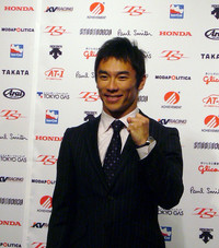 現時点では、住み家も未定。「F1を目指しイギリスに渡ったときと同じ、ホームステイからの出発ですよ！」と新たな門出について笑顔でコメントした。