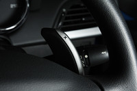 シリーズで唯一、オートモード付き2ペダルMTを搭載。パドルシフトも完備する。
