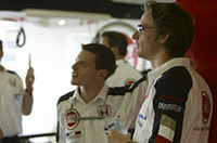 BARホンダは、ジェンソン・バトン（右）が4位。明日以降に期待がもてるポジションにつけた。中央は、サードドライバーのアンソニー・デイヴィッドソン（写真＝本田技研工業）