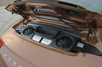 先代モデル比で15ps上乗せされた「911カレラS」の3.8リッターユニット。