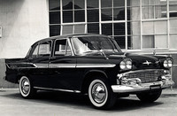 スカイラインスポーツのベースとなった1961年式「プリンス・グロリア」。テールフィンの生えたアメリカ車的なスタイリングを持つ、当時の国産最高級車だった。