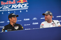 予選が行われた6月4日の記者会見にて、マティアス・ドルダラー選手（写真向かって右）と室屋義秀選手（同左）。今回の第3戦では「ラウンド・オブ8」で対戦し、室屋選手に軍配が上がった。（Armin Walcher/Red Bull Content Pool）