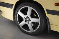 「T-5R」専用の17インチ5スポークアルミホイール。テスト車のタイヤは205/45R17サイズの「ピレリPゼロ ネロ」だった。
    