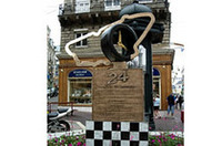 セント・ニコラスには、24時間レースのモニュメントが建つ。その足もとにあるのが歴代のブロンズ板。お気に入りのドライバーの手形を探すことも、ルマン詣の楽しみかも。