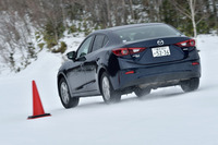 スラロームコースを行く4WDの「アクセラセダン」。