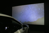 冬の夜空の映像を車内から眺める「星空シアター」。