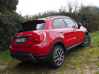 「500X」には、パッケージオプションとして、ブラインドスポットアシスト、自動ブレーキ、リアビューカメラのセットも用意されている。