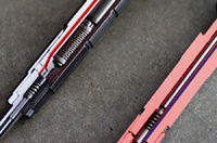 
	左が、最新の第3世代コモンレールシステムピエゾ式インジェクター。右は第2世代のインジェクター。電気を流すと伸縮する「ピエゾ素子」（ゲジゲジのような部分）を使い、燃料噴射の精密度や応答性を高めたという。試乗車では、「アウディA8 3.0 TDI クワトロ」が搭載していた。
	 