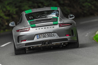 エキゾーストパイプはセンターの2本出し。チタニウム製のスポーツエキゾーストシステムが装着される。