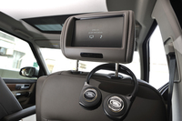 テスト車は、「リアシートエンターテインメントシステム」装着車。2列目用に専用モニターやヘッドホンが備わる。
    