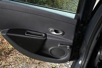 リアウィンドウまでマニュアル仕様。今や貴重。