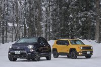 「フィアット500Xクロスプラス」（左）と「ジープ・レネゲード トレイルホーク」（右）。