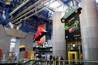 実車が宙吊り（！）の会場入り口。