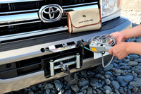 オプションで、リモコンで操作する電動ウインチも用意。バンパーの穴に差した六角レンチで、クラッチのロック／フリーを切り替える。