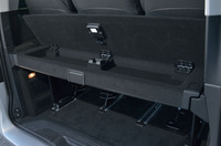 荷室には、「ラゲッジルームセパレーター」と名付けられた、折りたたみ式の棚が備わる。耐荷重は約50kgで、取り外しも可能。