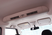 前席のエアコンの冷気を循環させるリアサーキュレーター。この装備により、冷房使用時には後席の体感温度を約3度下げることができるという。