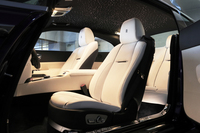 前開きのドアを開き、インテリアをのぞむ。テスト車の前席には、ベンチレーション機能（29万円のオプション）も。
    