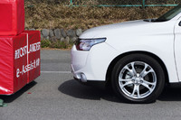 先行車との相対速度が約30km/h以下の場合に働き、衝突の危険を感じると警報音、軽微な自動ブレーキ、フルブレーキの順で作動する。