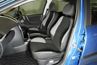 シートはファブリック素材で、ベーシックな形状（スポーツタイプではない）のものが採用される。
