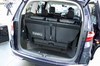 荷室の容量は、フル乗車時で330リッターが確保される。
    