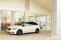 全高が65mm低められ、見た目の安定感がアップした新型「Bクラス」のサイドビュー。