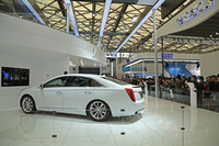 ブースには最新の「キャデラックXTS」も展示された。
    
