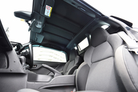 「S660」は、脱着式ルーフを持つタルガトップの2シーターモデル。ルーフの裏側には、強度を保つためのスチール製ボウ（縦骨）が3本添えられる。
    