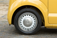 足元の仕様はグレードによって異なり、「X」ではホイールキャップと加飾リング付きのスチールホイールとなる。色はボディーカラーに応じて、白と黒の2色が用意される。