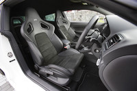 トレードマークのレカロ社製フルバケットスポーツシート。シートヒーター付き。