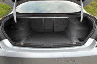 トランクルームの広さは、通常の状態で460リッター。後席を倒せば1265リッターまで広げることができる。（写真をクリックすると、シートの倒れる様子が見られます）