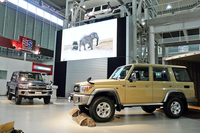 10年ぶりに日本で復活した「トヨタ・ランドクルーザー“70”シリーズ」。今日も世界各地で活躍している、本格クロスカントリーモデルである。
    