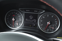 2眼式のアナログメーター。速度計（写真左）の内側には小さな燃料計が、エンジン回転計（同右）の内側には水温計がレイアウトされる。