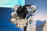 「スカイアクティブG」エンジンは、現在1.3〜2.5リッターの直4エンジンを対象に開発中。今回の発表にロータリーエンジンの話は出なかったが、「スカイアクティブ」とは別に開発は進められているようだ。