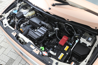 エンジンは「アルト」と同じ「R06A」型0.66リッター直3 DOHC。「G」を除く3グレードには、ブレーキエネルギー回生機構の「エネチャージ」や、アイドリングストップ機構が搭載されている。
    