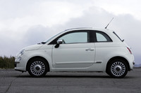 こちらは、30年ぶりによみがえった現行500。メカニズムは違えど、そっくりなデザインに仕立てられた。