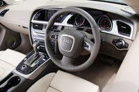 いかにもアウディらしい、緻密なインテリアではあるけれど、欲を言えば「A4セダン／アバント」との差別化を図ってほしかった。いまいちスペシャル感に乏しいのが残念。